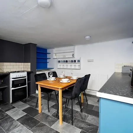 Graham House Apartment *